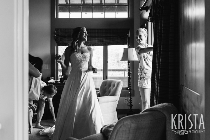 bride and her bridesmaids getting ready © Krista Photography - www.kristaphoto.com