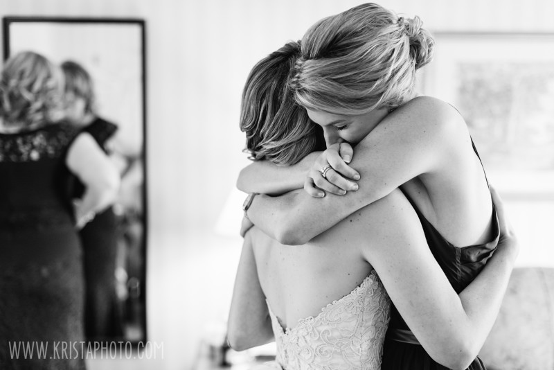 Man, there is nothing like a big hug from a good friend!! We at Krista Photography are definitely huggers so we totally love it when we get to the point with our brides that hugs are expected 😉 Got a friend who needs a hug, or who gives great hugs - tag them below to send them some love! And this one's for you... huuugggggsssss!!! 🤗💗⠀ ⠀ #kristaphoto⠀#celebratingwomen #womenshistorymonth⠀📷: @CoCoBoardman⠀